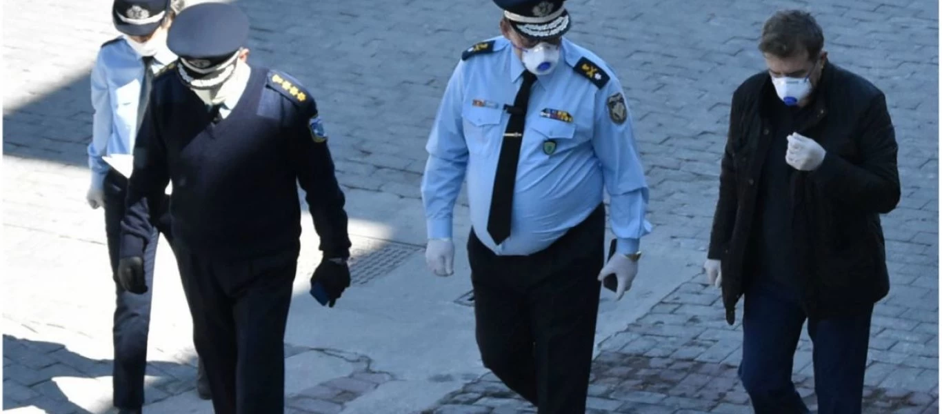 Μ. Χρυσοχοΐδης: Με μάσκα στην Κοζάνη για να ελέγξει την εφαρμογή των μέτρων